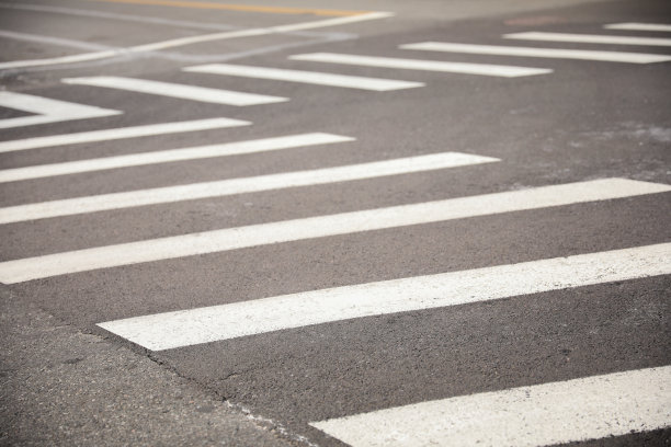 市中心的人行横道，没有人显示十字路口描绘生活方式和未来象征抽象的晚上照明图片下载