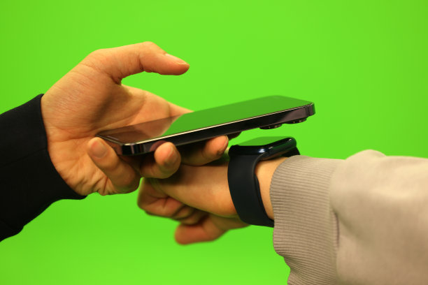 男子用智能手表进行近场通信支付图片下载