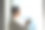穿白大褂的亚洲男人看着窗外，喝着咖啡，度假或旅行的概念。图片下载