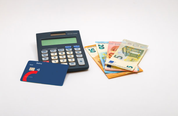 平衡预算的关键是:白色背景上的计算器、钞票和信用卡图片下载