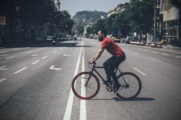 男子骑自行车过马路图片下载