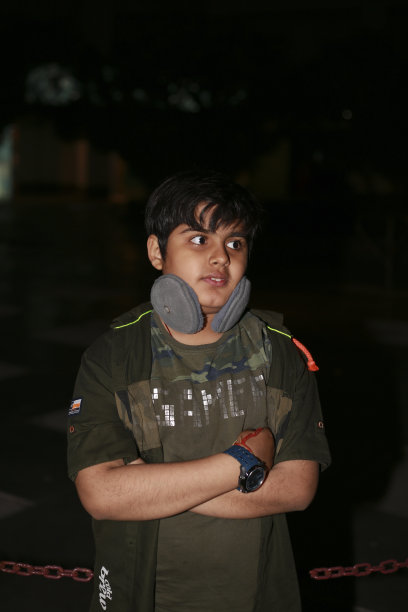 有吸引力的男孩站在他的手臂交叉在镜头前的肖像图片下载