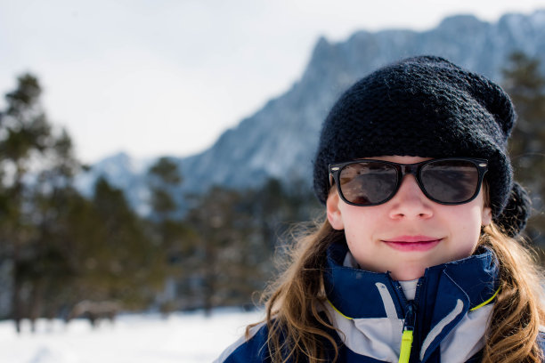 一个穿着滑雪服的年轻女孩的肖像图片下载