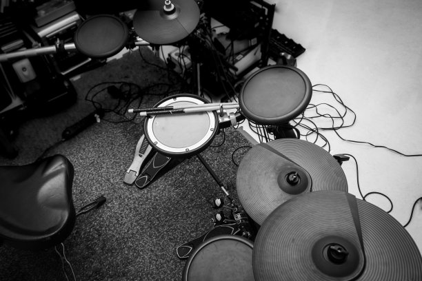 电子音乐鼓准备开始排练在工作室。图片下载