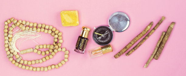 快乐斋月概念，念珠，锡瓦克和香水和指南针在粉红色的背景图片下载