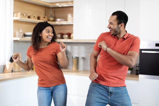 快乐的千禧一代黑人男女穿着红色T恤一起玩耍跳舞，享受音乐图片下载