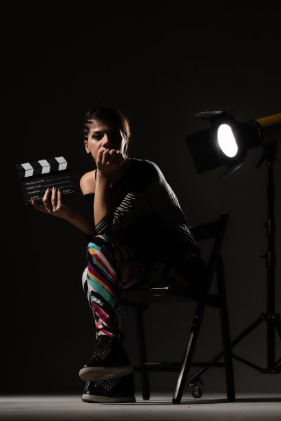 女性电影导演。女孩在片场抱着隔板。图片下载