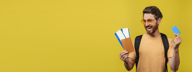 快乐男游客背包装护照，机票和信用卡，全景带复印空间图片下载