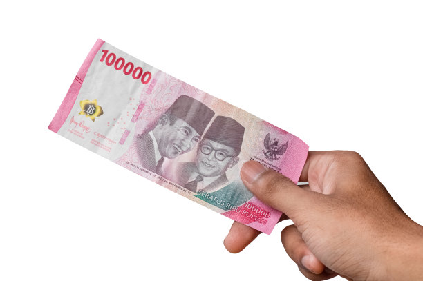 手里拿着白色背景的10万印尼盾纸币。图片下载