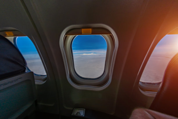 飞机的舷窗俯瞰蓝天白云图片下载