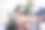 家庭教育病毒大流行期间在家学习。一名亚洲妇女和她的女儿在客厅里，戴着外科口罩以保护她们免受病毒感染。图片下载