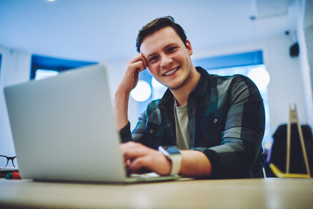 开朗的人在工作中浏览笔记本电脑做任务图片下载