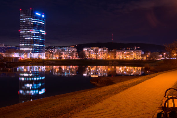 夜晚湖边商业中心的灯光图片下载