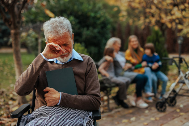 抑郁的老人在养老院哭泣。图片下载