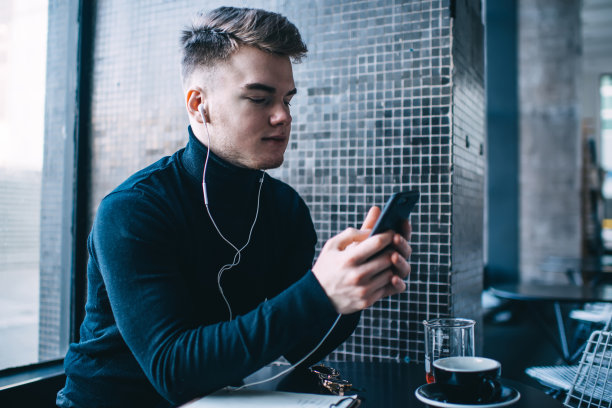 体贴的男人在咖啡馆发短信图片下载