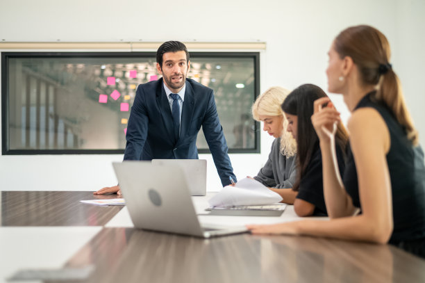 商务会议概念。商务人士会议会议讨论公司理念在办公室。新时代多民族多元忙碌商务人士团队研讨会概念。图片下载