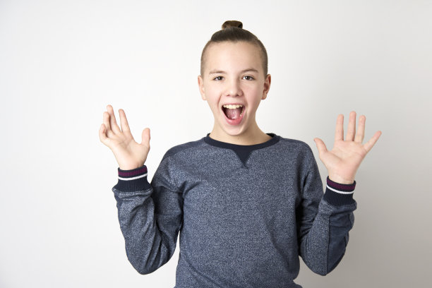 惊讶的男孩举起手，张开嘴图片下载