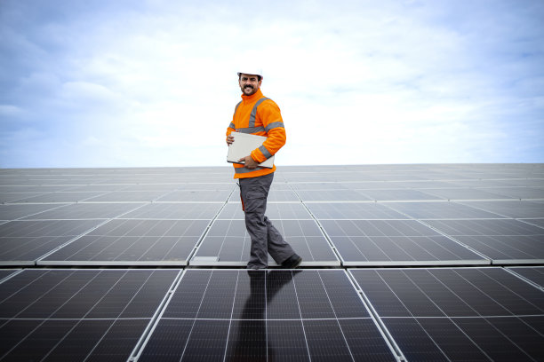 工程师检查员手持数字平板电脑，在太阳能电池板发电厂检查光伏电池和电力生产。图片下载