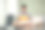 聪明、积极的千禧一代亚洲男人在客厅的沙发上看书。图片下载
