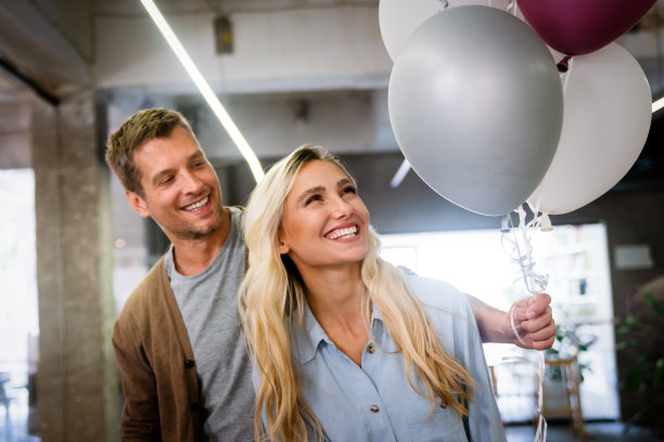 相爱的情侣一起庆祝节日、生日、情人节。浪漫关系概念图片下载