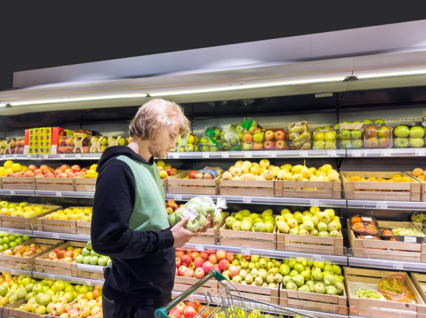 男子在市场上买水果图片下载