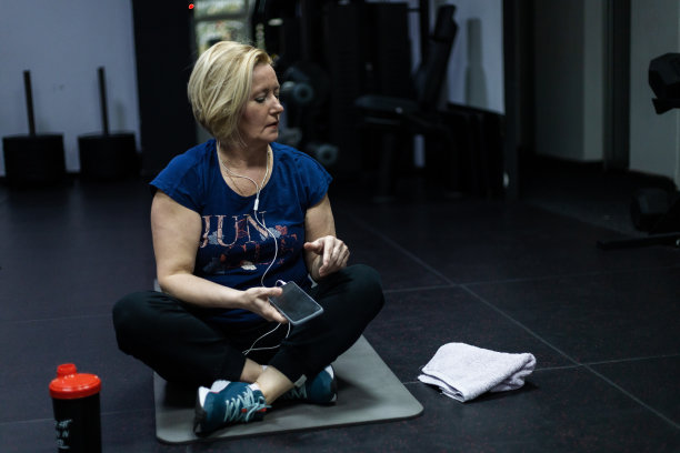 中年妇女在健身房锻炼后休息图片下载