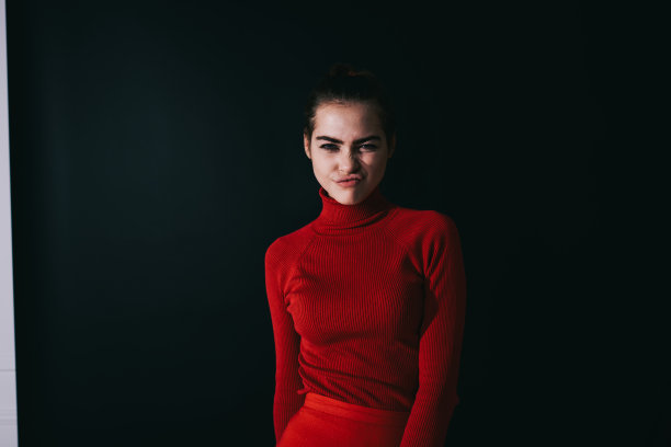 积极的女人眯着眼睛，撅着嘴图片下载