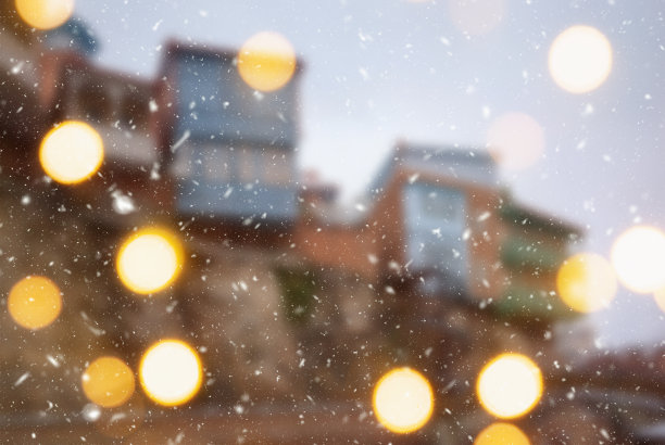第比利斯市美丽的冬季模糊背景与飘落的雪和散景灯图片下载
