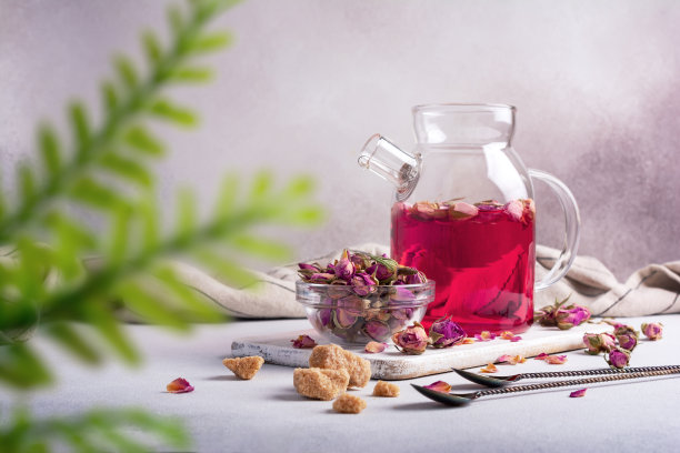 用玻璃茶壶泡粉红色的花蕾图片下载