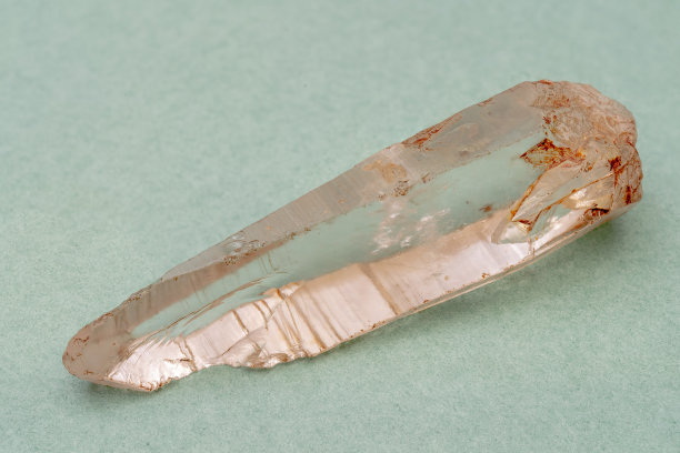 山石英水晶在绿色的背景。图片下载