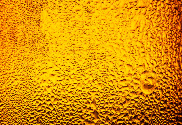 宏观啤酒瓶背景，水滴在啤酒瓶上的纹理。图片下载