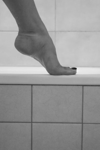 一个女人的脚在浴缸里图片下载