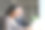 女商人看起来很开心，她坐着和老板讨论，桌上放着咖啡和电脑，到处都是概念工作，在家工作。图片下载