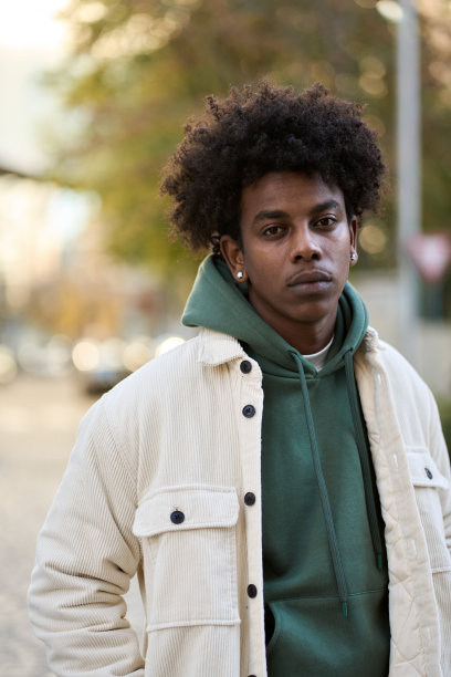 酷自信的年轻一代，潮非裔美国少年户外。肖像图片下载