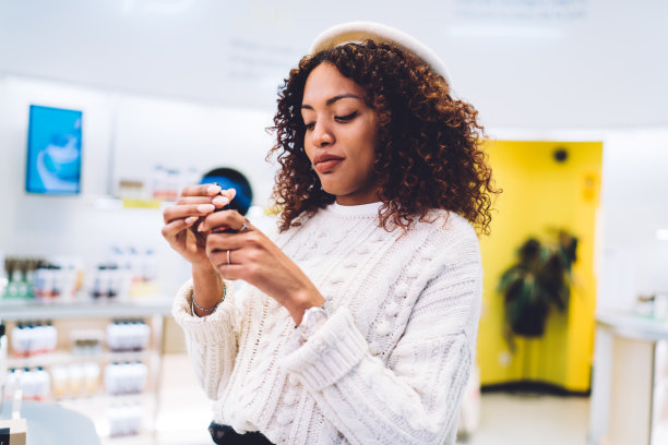 黑人妇女在美容店挑选产品图片下载