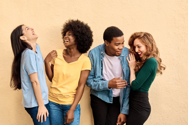 演播室拍摄的快乐的多种族朋友站在一起图片下载