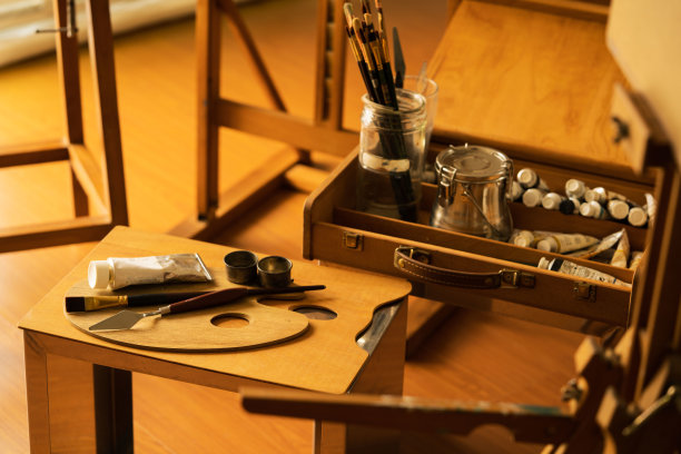 艺术家工作室的绘画用品。图片下载