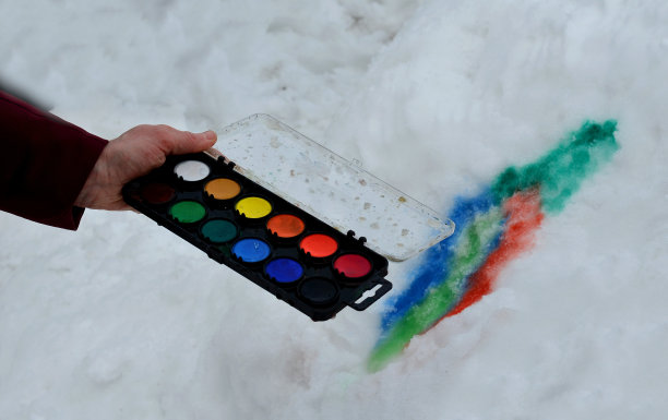 冬季艺术教育也可以在雪地里进行。可以用水彩在冰屋上画点。雪融化了，彩色斑点融化并伸展开来。儿童和学龄前儿童用画笔画画图片下载