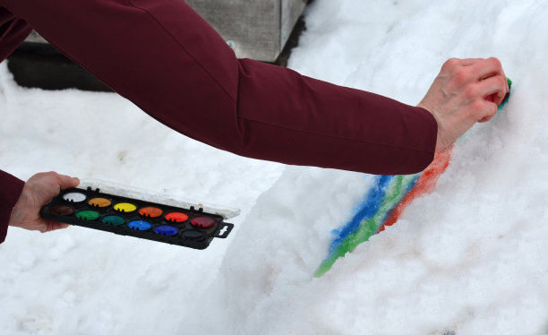 冬季艺术教育也可以在雪地里进行。可以用水彩在冰屋上画点。雪融化了，彩色斑点融化并伸展开来。儿童和学龄前儿童用画笔画画图片下载