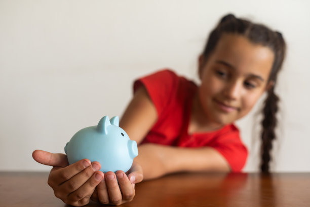 家里有个储蓄罐的小女孩图片下载