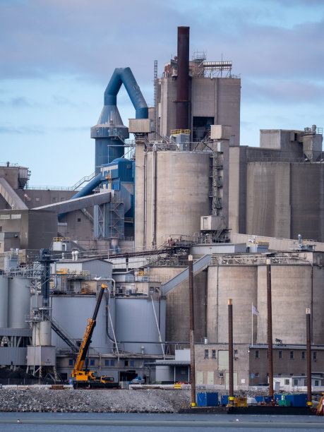 美丽海边的大型水泥厂图片下载