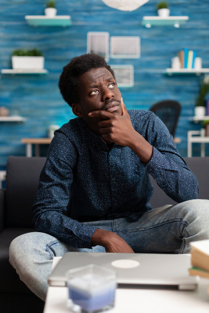 有思想的年轻学生在大学项目中思考图片下载