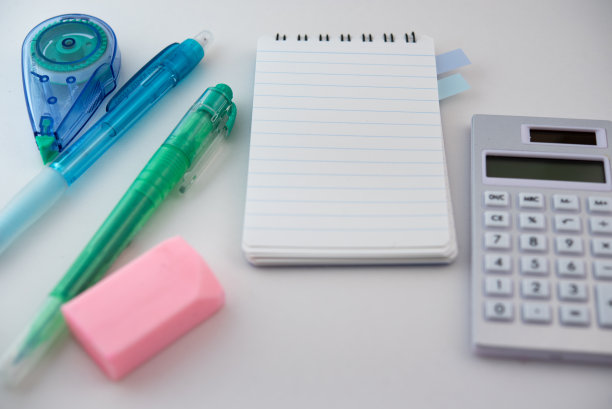 学习和商务用文具和计算器。图片下载