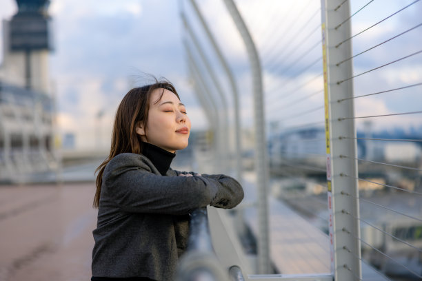 商务女士在机场观景台休息图片下载