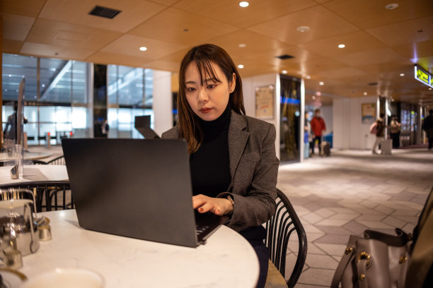 在机场咖啡馆工作的女商人图片下载