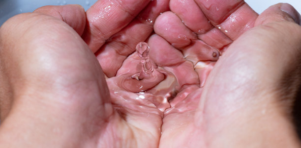 水滴在手上弹跳图片下载