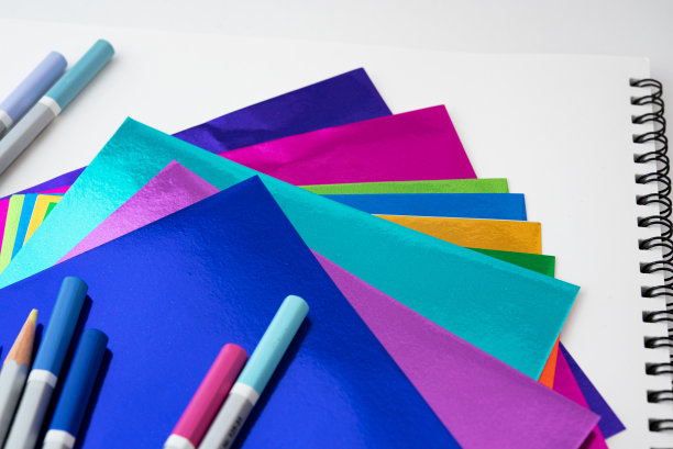 彩色纸，彩色铅笔，速写本图片下载