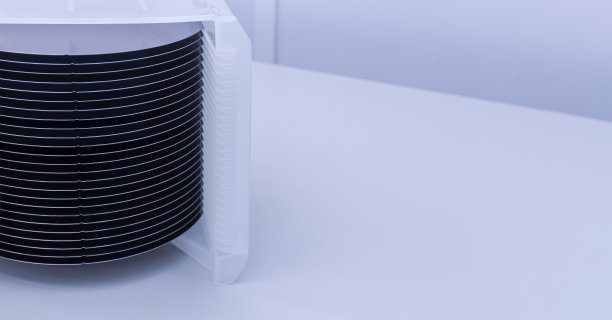 半导体铸造厂洁净室中包装在塑料储存箱中的一批硅片，准备用于微芯片生产。图片下载