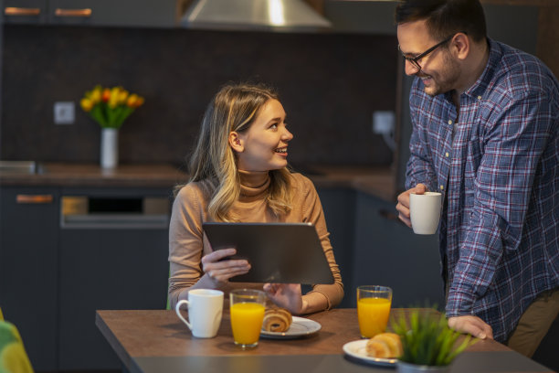 相爱的夫妻在家工作图片下载