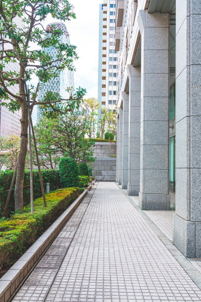 东京新宿办公公园的空人行道图片下载